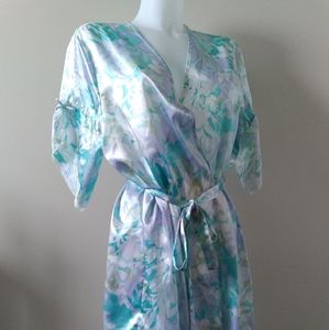 Pretty Vintage Satin Robe With Lace Detail on Sleeves, by Secret Treasures XL